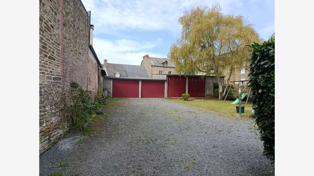 LOCAL COMMERCIAL AVEC HABITATION, TERRAIN ET GARAG