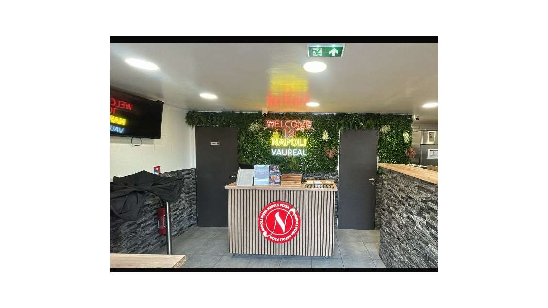 Local loué centre commercial dynamique Vauréal  