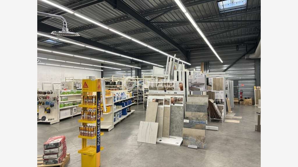 Local commercial de 1427m² à vendre à Vedène