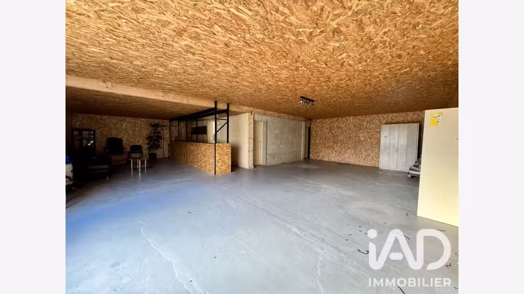 Vente local commercial de 300m² proche Vernantes