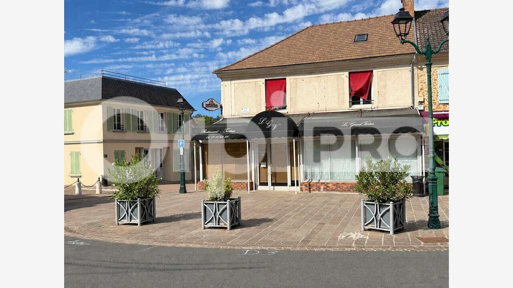 Ensemble commercial 190m² à vendre à Vert le Grand