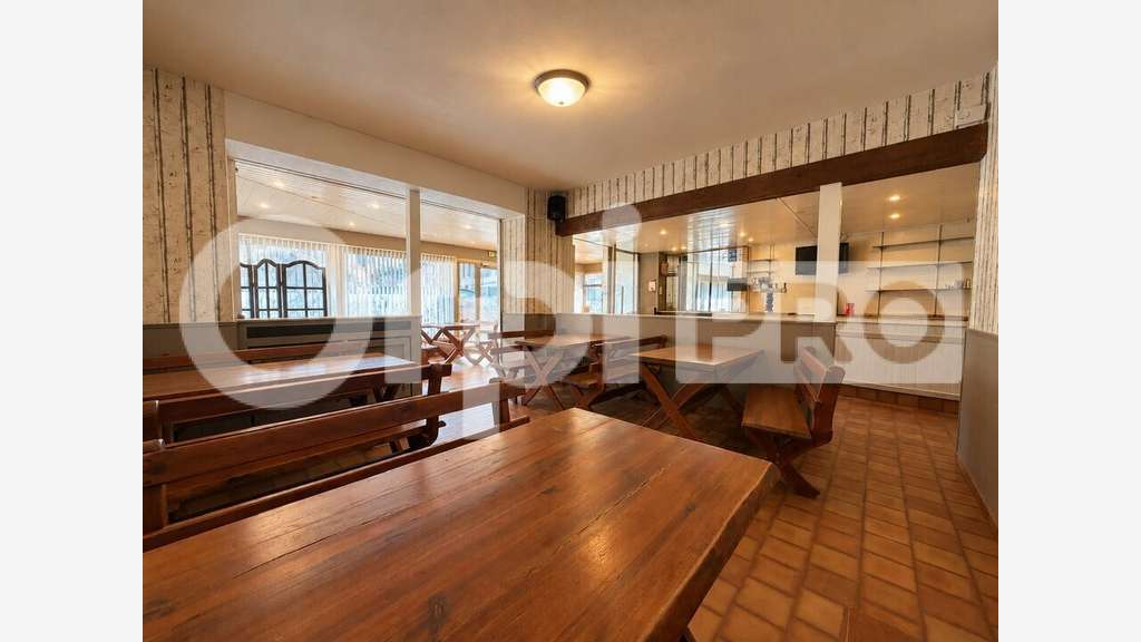 Ensemble commercial 190m² à vendre à Vert le Grand