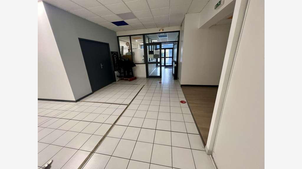 A vendre local 4090m² en partie loué à Vertou