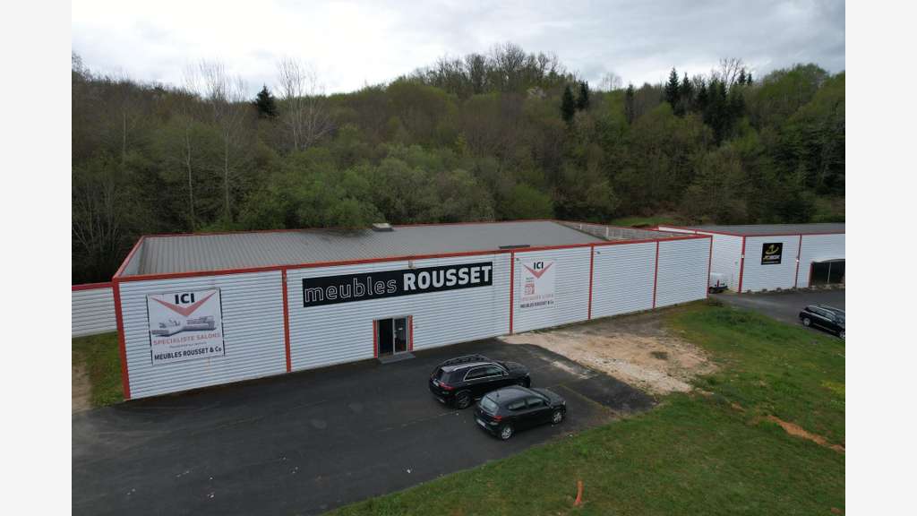Vente local commercial 330m² très visible à Vézac