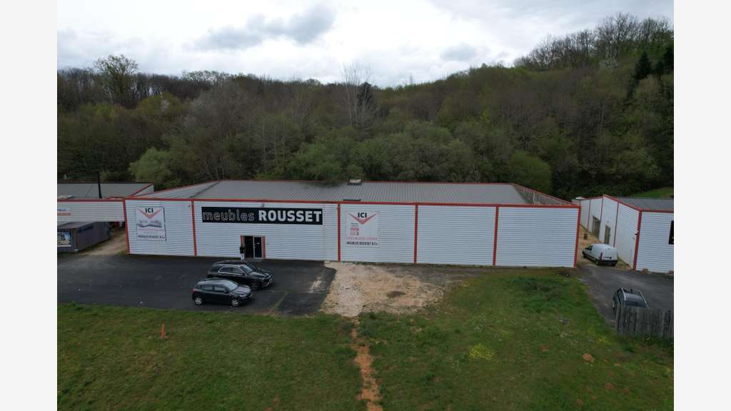 Vente local commercial 330m² très visible à Vézac
