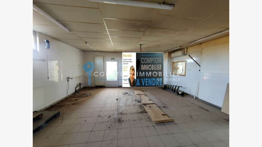A vendre local commercial libre 95m² à Vézeronce