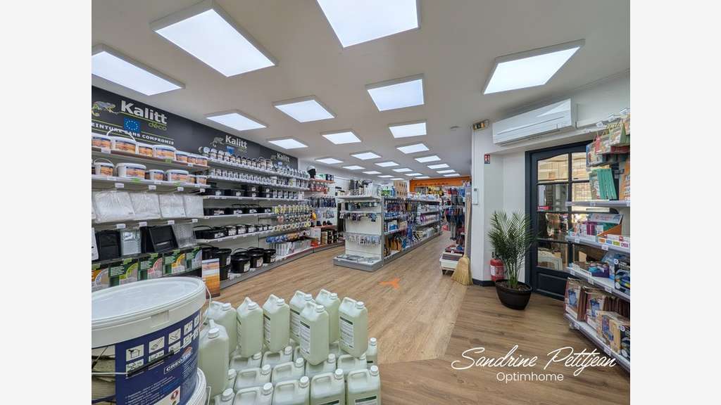 Local 332m² à vendre emplacement N°1 à Villars
