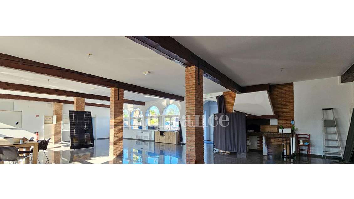 Vente local 330m² sur axe passant à Villemolaque