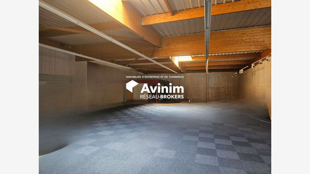 Local commercial de 734m² à vendre en zc à Viriat