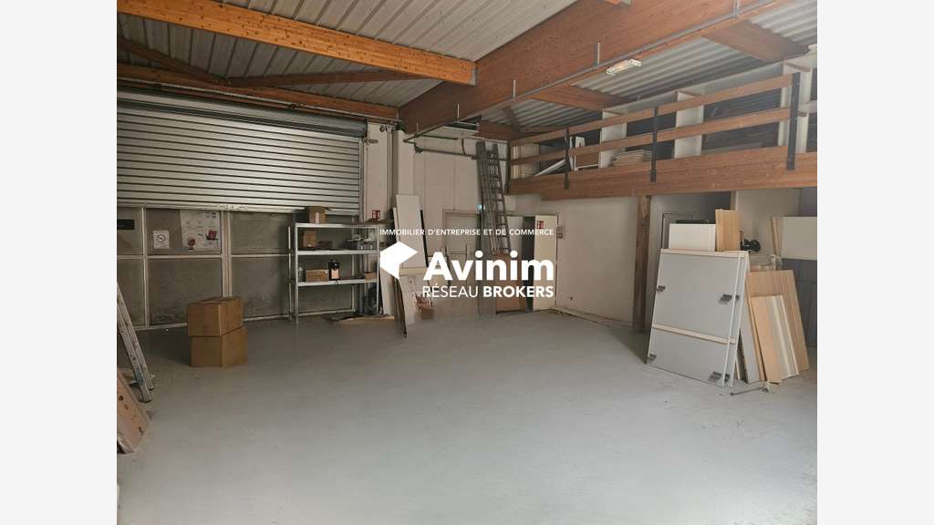 Local commercial de 734m² à vendre en zc à Viriat