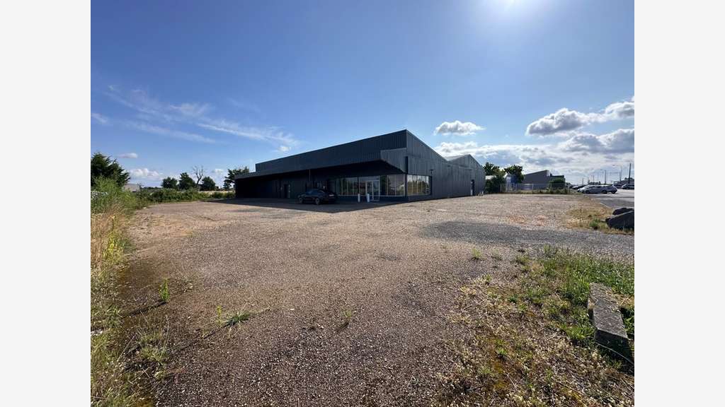 AV local 975m² sur 2741m² à Vitry-en-Charollais