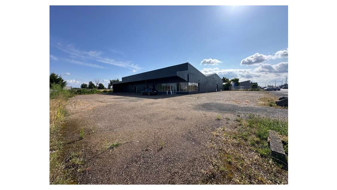 AV local 975m² sur 2741m² à Vitry-en-Charollais