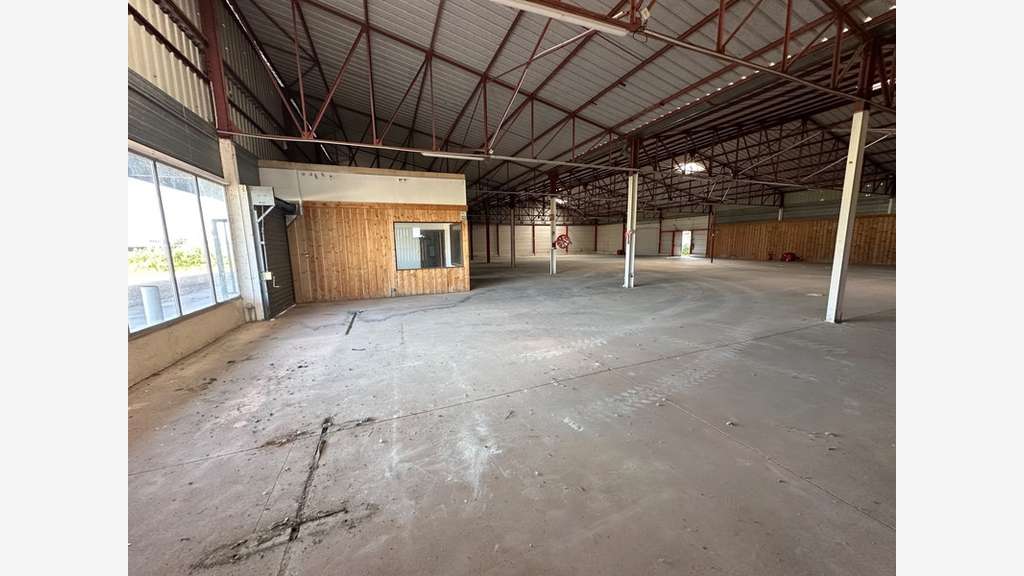 AV local 975m² sur 2741m² à Vitry-en-Charollais