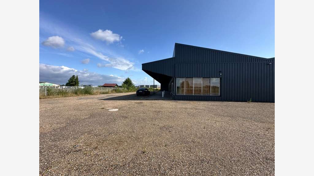 AV local 975m² sur 2741m² à Vitry-en-Charollais