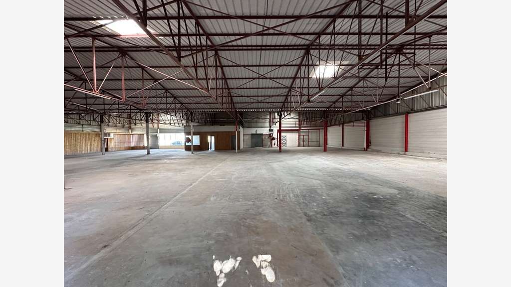 AV local 975m² sur 2741m² à Vitry-en-Charollais