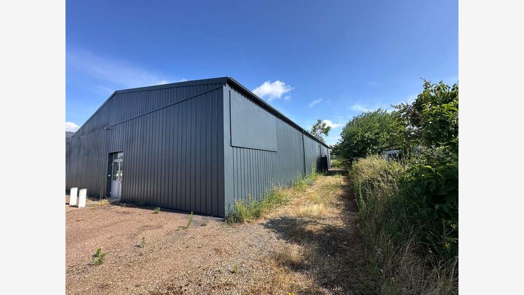 AV local 975m² sur 2741m² à Vitry-en-Charollais