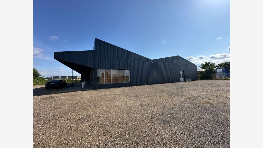 AV local 975m² sur 2741m² à Vitry-en-Charollais