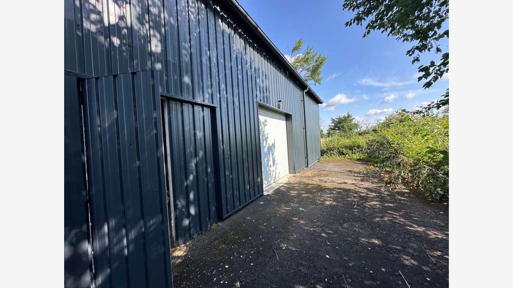 AV local 975m² sur 2741m² à Vitry-en-Charollais