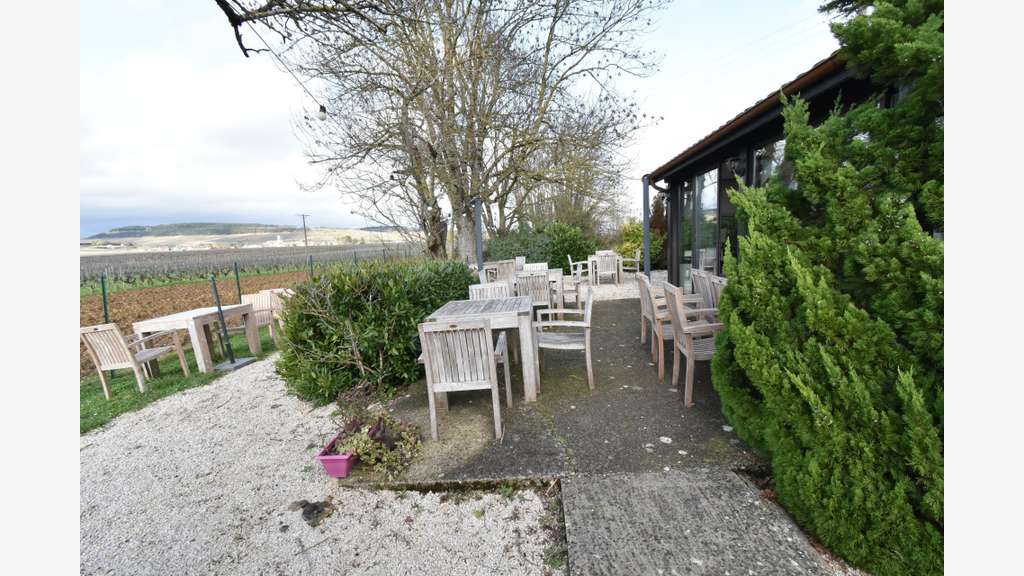 AV local commercial 144m² face vignobles à Volnay