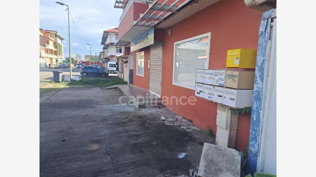 Local commercial loué à vendre à Cayenne centre