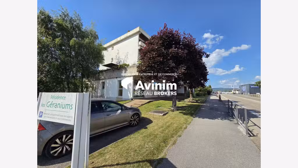 A vendre locaux commerciaux divisibles à Oyonnax
