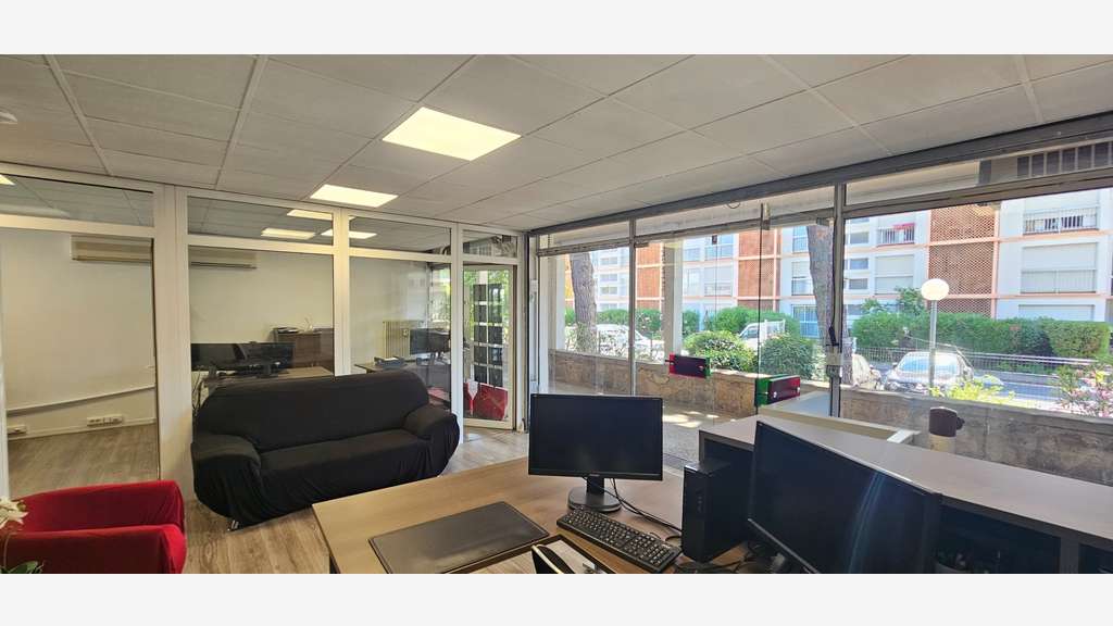 Vente local commercial 140m² Montpellier Av Maurin