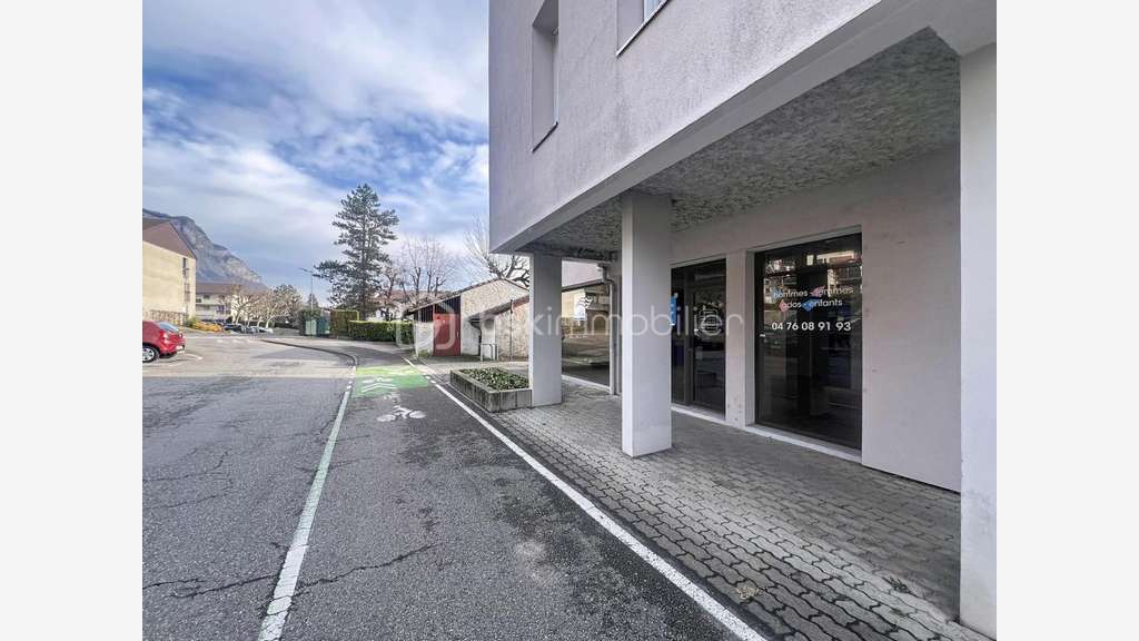 Vente local 58m² à Crolles Place des Passages