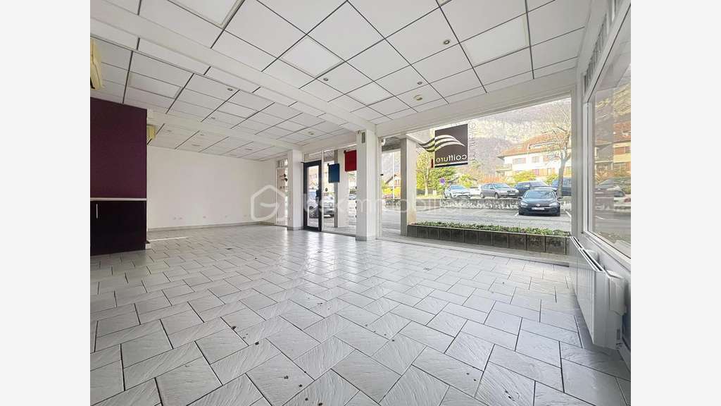Vente local 58m² à Crolles Place des Passages