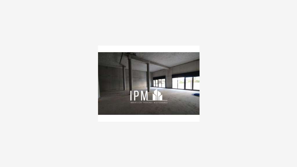 A vendre local commercial de 205m² à Hyères 83400