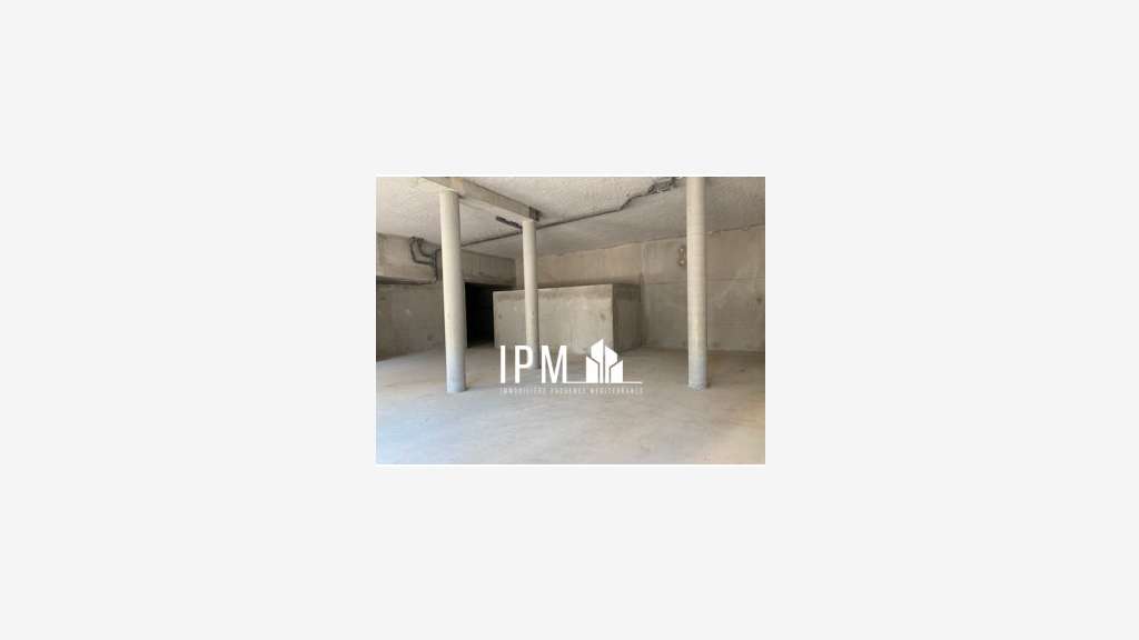 A vendre local commercial de 205m² à Hyères 83400