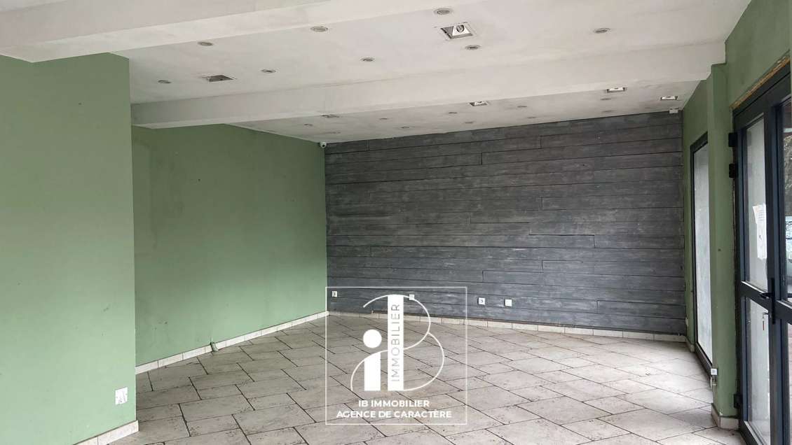 Local 40m² double vitrine à Fontainebleau Avon