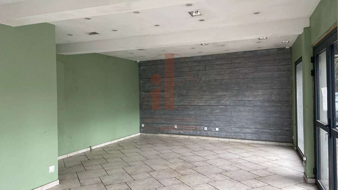 Local 40m² double vitrine à Fontainebleau Avon