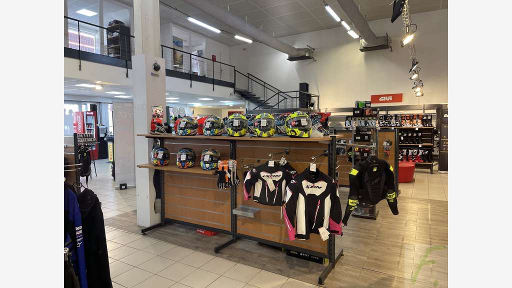 AV local commercial 1000m² sur 1200m² à Grenoble