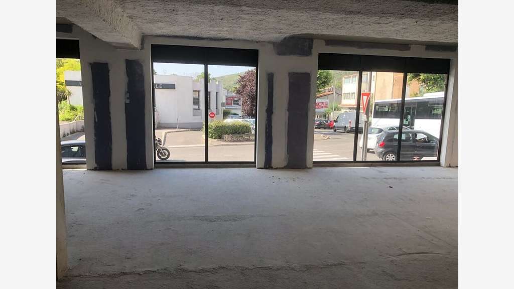 Vente local 80m² sur axe passant à La Destrousse