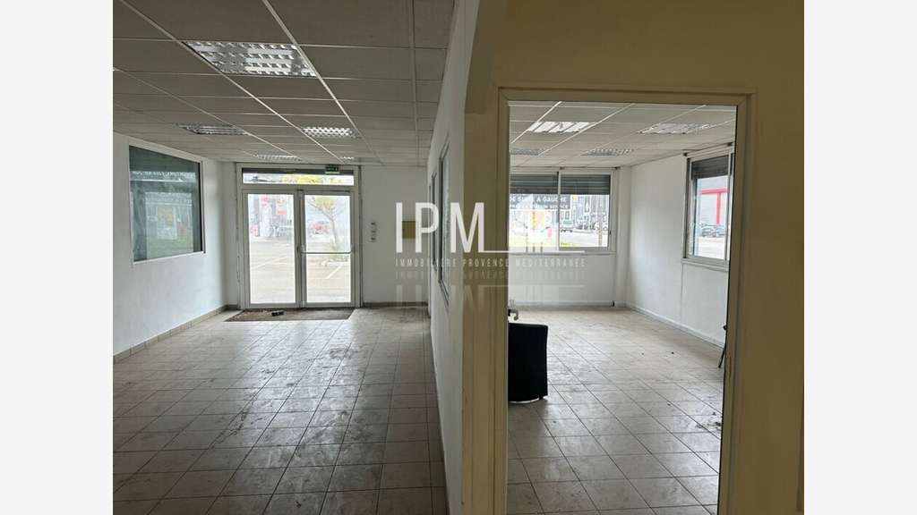 Vente local commercial 400m² axe passant au Pontet