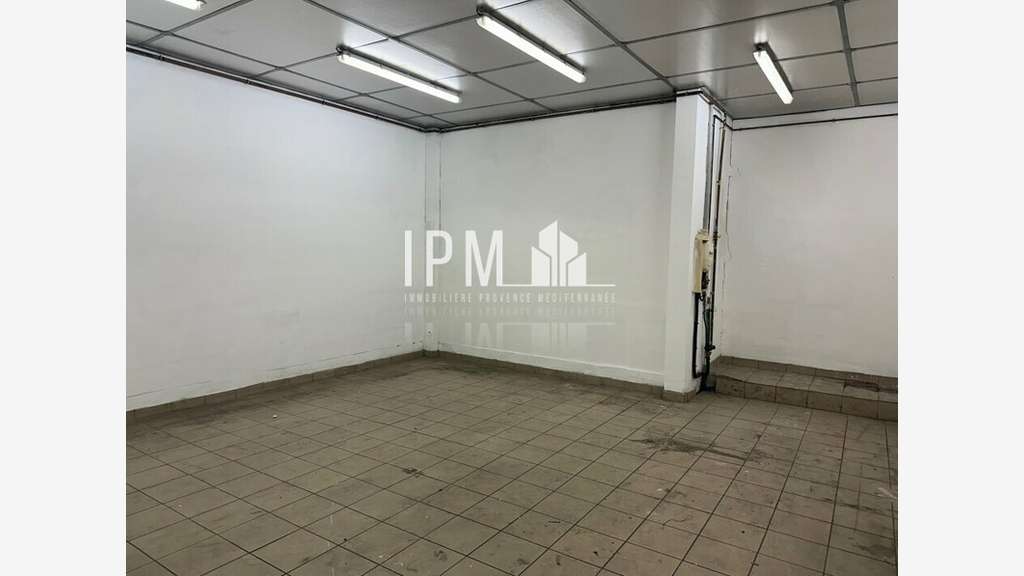 Vente local commercial 400m² axe passant au Pontet