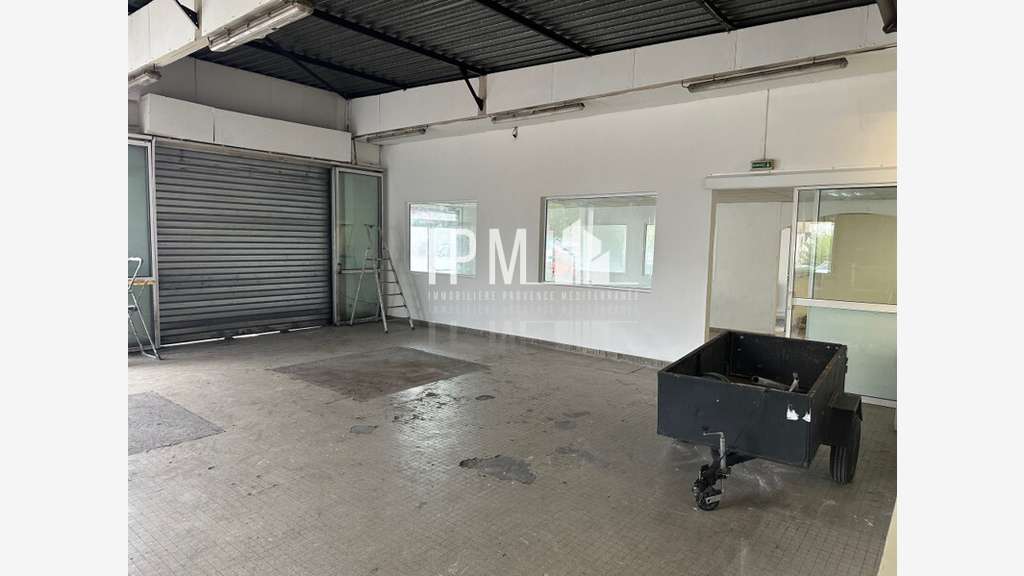 Vente local commercial 400m² axe passant au Pontet