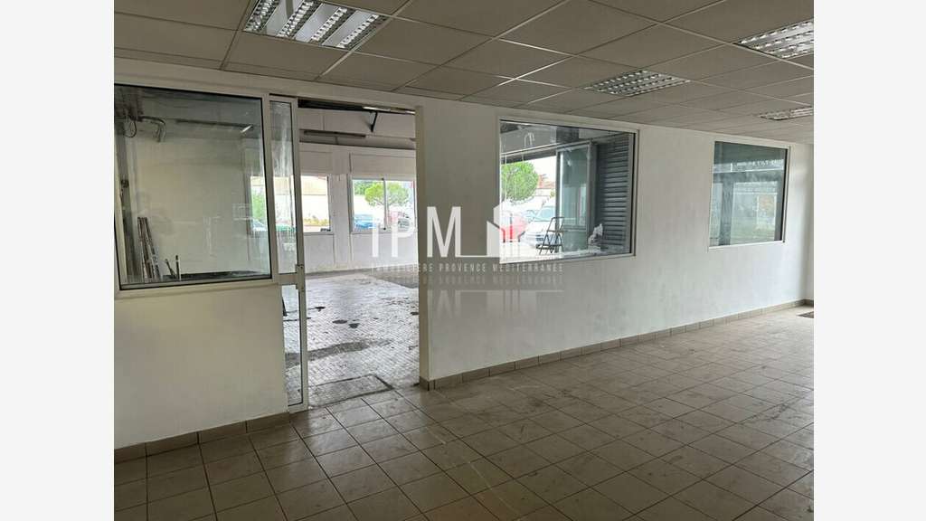 Vente local commercial 400m² axe passant au Pontet