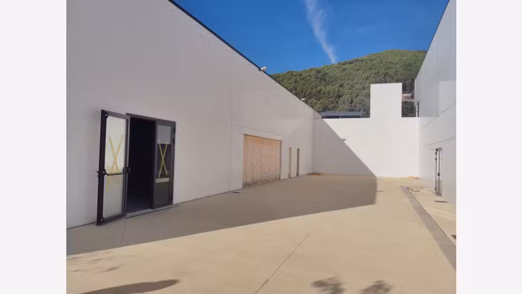 Vente local commercial 970m² avec parking Les Arcs