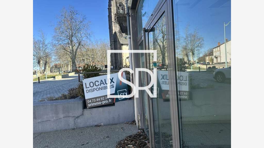 Local commercial + logement à vendre à Randan