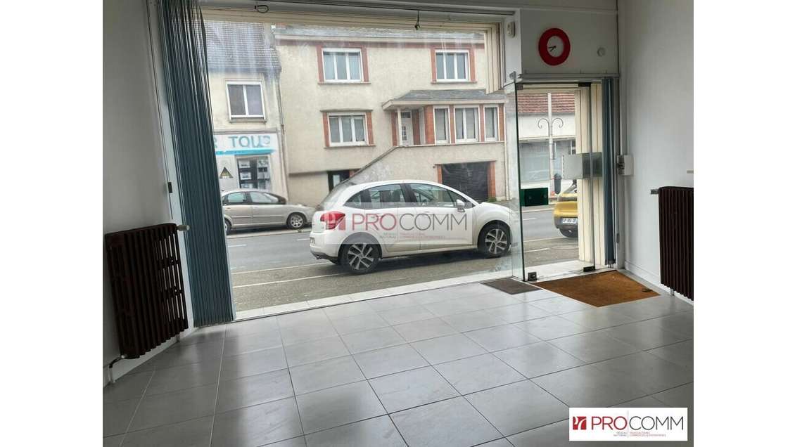 AV local avec vitrine sur rue 47m² à Lucé centre