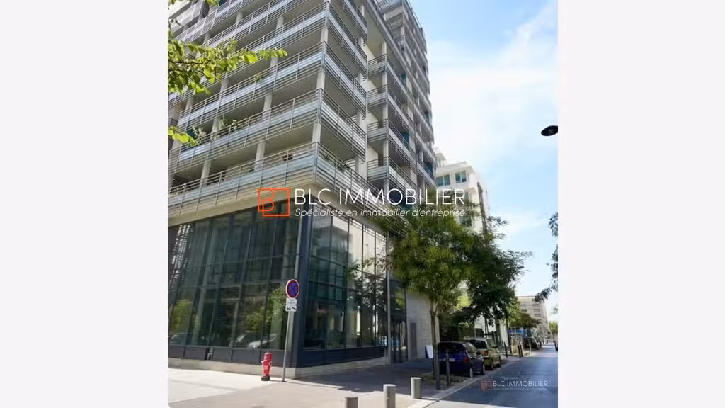 Local d'angle à vendre 203m² La Joliette 13003