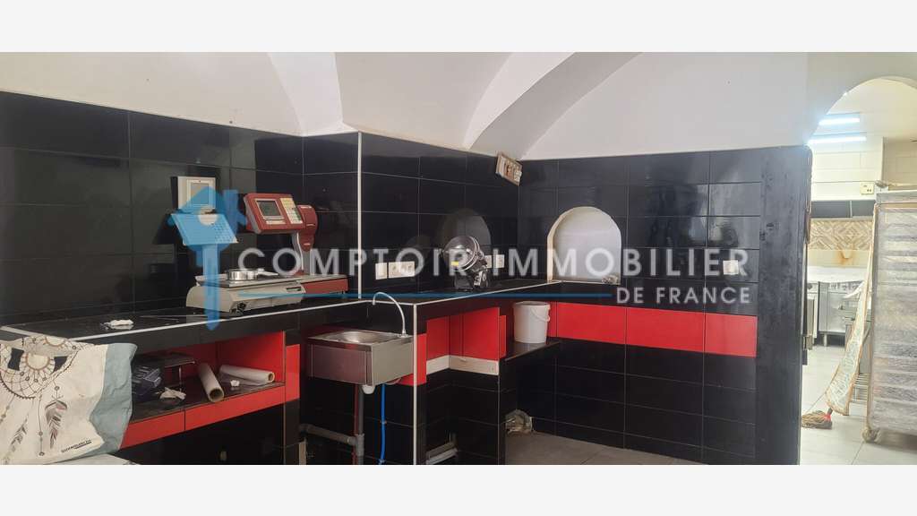 Vente local commercial 130m² à Nîmes Ecusson