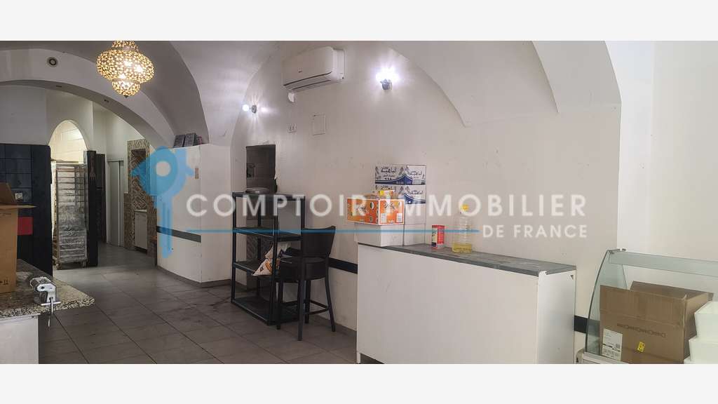 Vente local commercial 130m² à Nîmes Ecusson