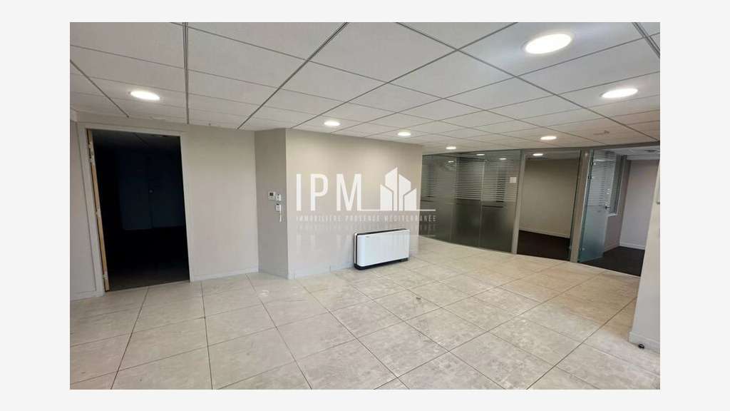 A vendre local 140m² empl premium à Plan-de-Cuques