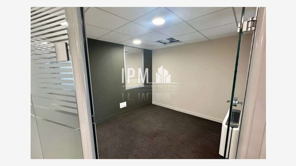 A vendre local 140m² empl premium à Plan-de-Cuques