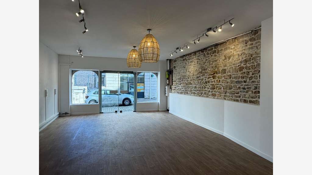 Local rénové 70m² en rue piétonne à Quimper