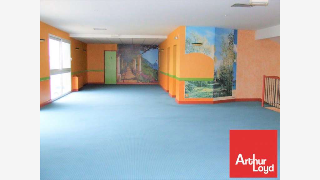 AV local commercial 300m² à Chasseneuil-du-Poitou