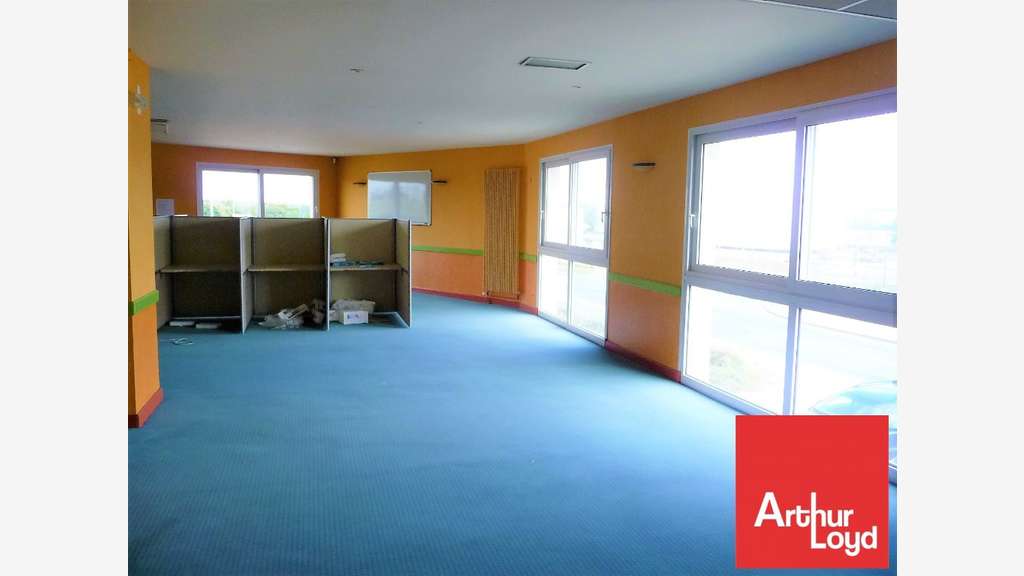 AV local commercial 300m² à Chasseneuil-du-Poitou