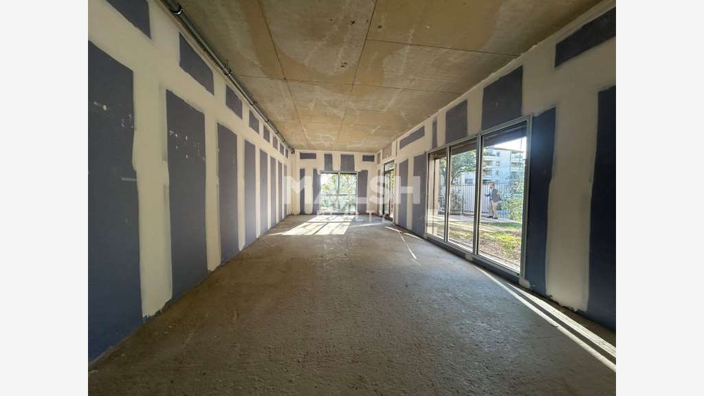 Local commercial 149m² à vendre à Saint Genis